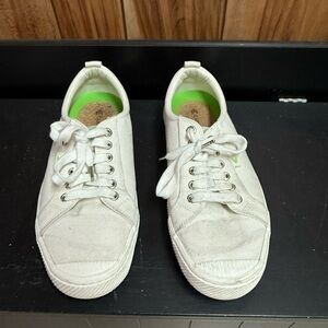 Cariuma White Canvas Sneaker with Bright Green Insole